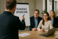 ludzie siedzą przy biurku