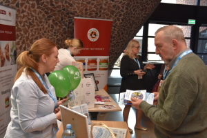 ludzie na konferencji