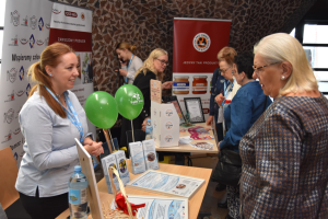 ludzie na konferencji
