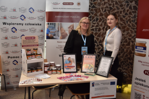 ludzie na konferencji