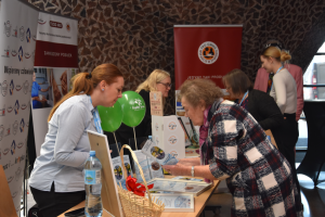 ludzie na konferencji