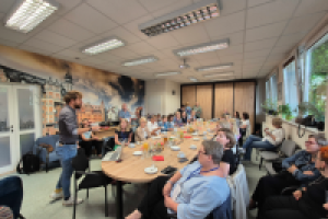 ludzie siedzą przy stole