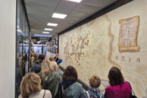 grupa ludzi przy mapie