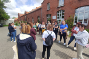 ludzie przed budynkiem