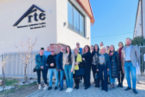 ludzie przed budynkiem