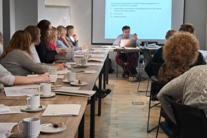 ludzie siedzą na sali konferencyjnej