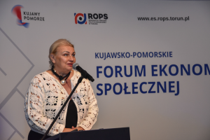 kobieta stoi przed mikrofonem