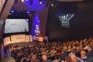 sala konferencyjna wypełniona ludźmi