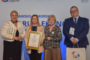 ludzie stoją w rzędzie trzymając nagrody