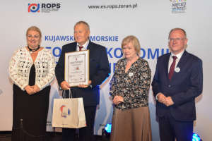 ludzie stoją w rzędzie trzymając nagrody