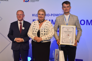 ludzie stoją w rzędzie trzymając nagrody