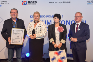 ludzie stoją w rzędzie trzymając nagrody