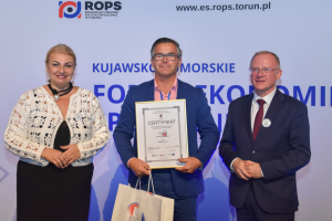 ludzie stoją w rzędzie trzymając nagrody