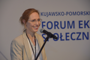 kobieta przy mikrofonie