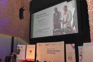 mężczyzna przy mikrofonie