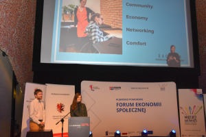 para ludzi stoi na scenie