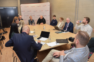 ludzie siedzą przy stole