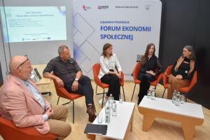 grupa ludzi siedzi przy stole