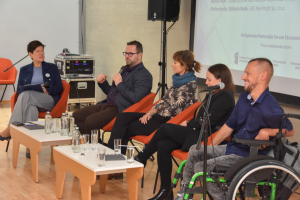 grupa ludzi siedzi przy stole