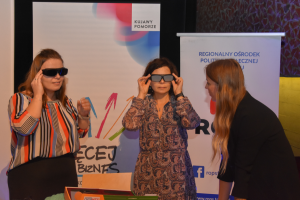 kobiety przymierzają okulary