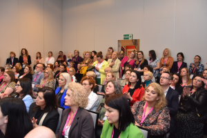 grupa ludzi siedzi na krzesłach