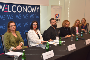 ludzie siedzą przy stole