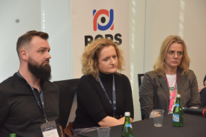 ludzie siedzą przy stole