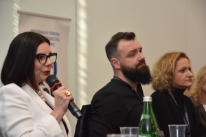 kobieta trzyma mikrofon