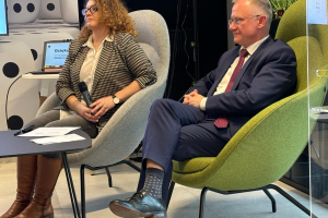 kobieta i mężczyzna siedzą w fotelach