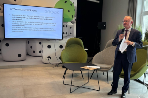 mężczyzna stoi z mikrofonem