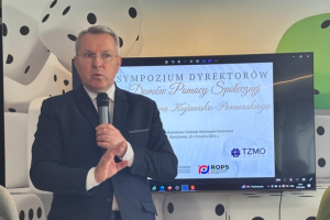 mężczyzna z mikrofonem przemawia