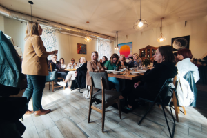 ludzie siedzą i słuchają wykładu