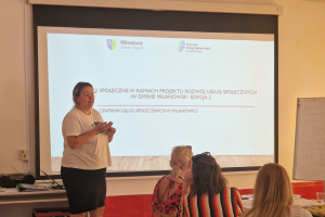 kobiet astoi przed ekranem