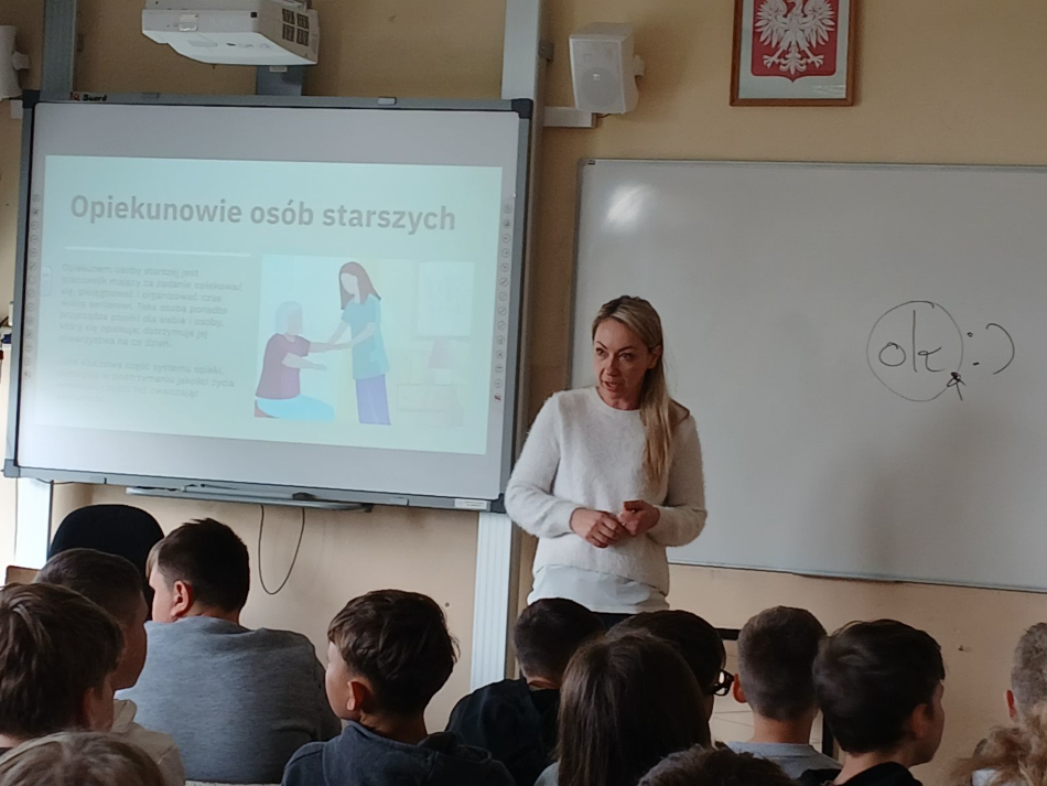 kobieta stoi przed uczniami