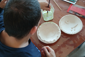 mężczyzna maluje pędzlem