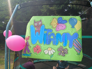 kolorowy plakat z napisem "witamy"