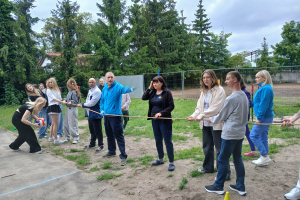 ludzie trzymają linę