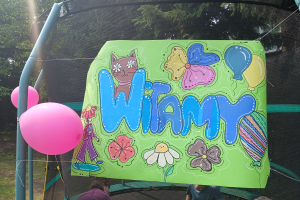 kolorowy plakat z napisem "witamy"