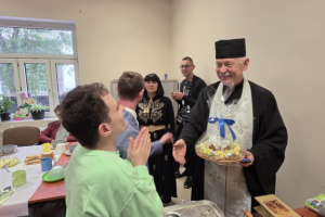 ludzie składają sobie życzenia