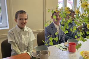 uśmiechnięci ludzie siedzą przy świątecznym stole