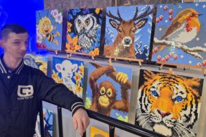 mężczyzna na wystawie