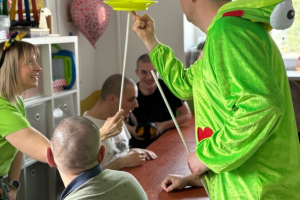 mężczyzna i kobieta prezentują sztuczki