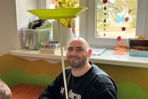 mężczyzna patrzy na talerz utrzymujący się na tyczce