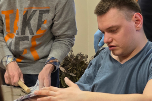 mężczyźni podczas warsztatów z gliny