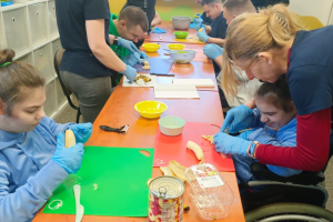 ludzie podczas warsztatów kulinarnych