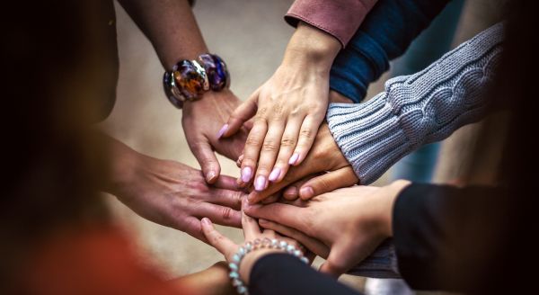 Dłonie ludzi, oznaczające współpracę