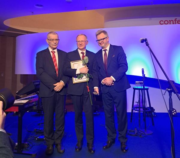 Zastępca dyrektora ROPS w Toruniu Michał Neumann otrzymuje medal na Gali Kongresu Polskiego Towarzystwa Polityki Społecznej