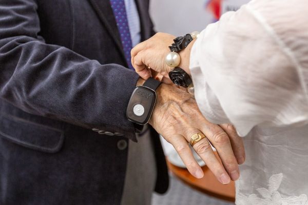 Kujawsko-Pomorska Teleopieka - nakładanie bransoletki życia