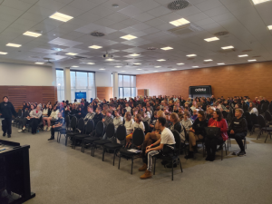 ludzie siedzą na krzesłach