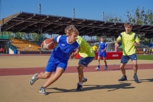 ludzie grają w koszykówkę